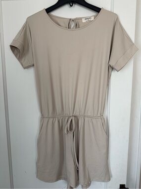Zenana Outfitters Women’s Short Sleeve Cream One-Piece Romper Size S